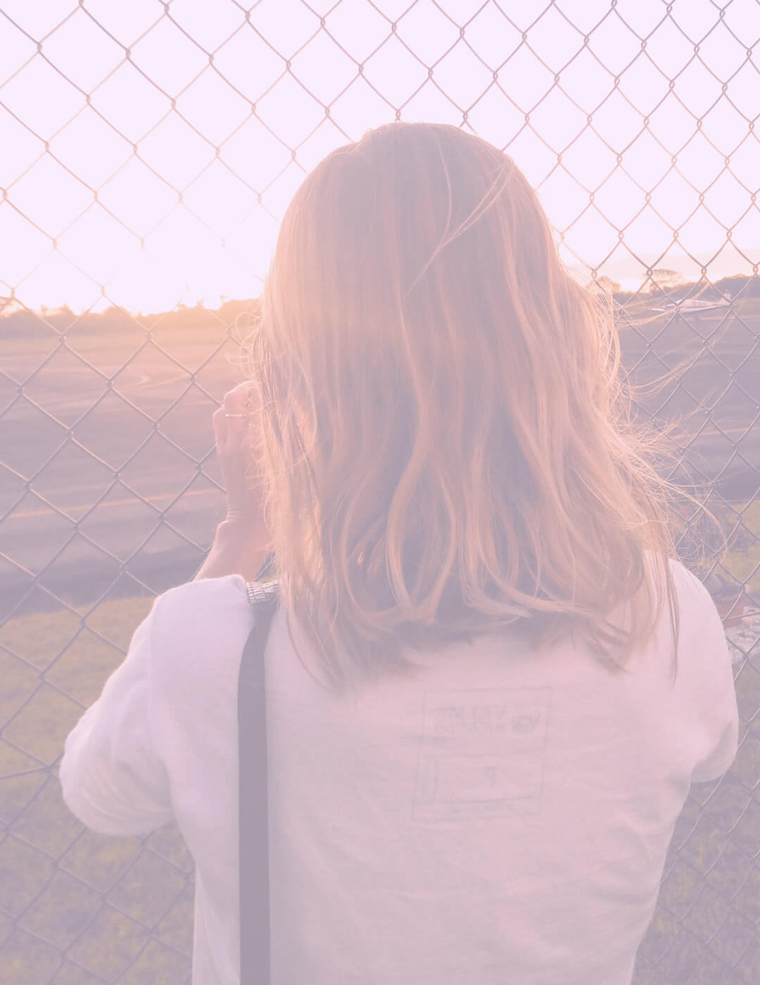 woman behind fence as an illustarion of not being comfortabel in your own skin