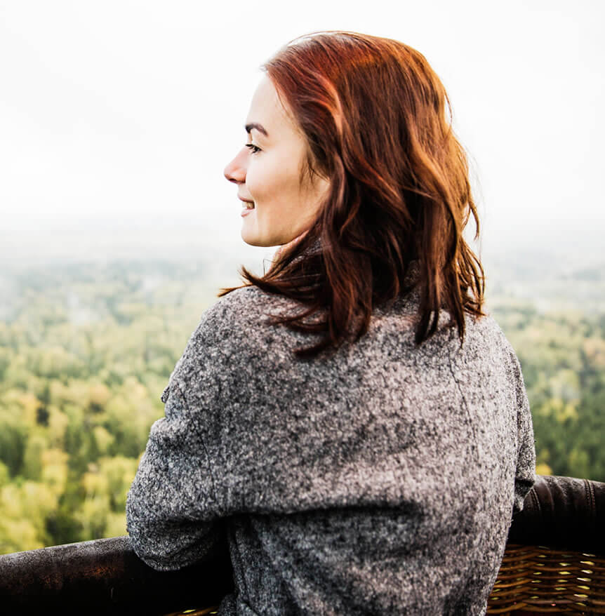 happy woman looking at the horizont after getting rid on negative self talk