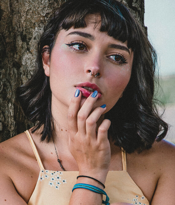 woman with naturally long eyelashes