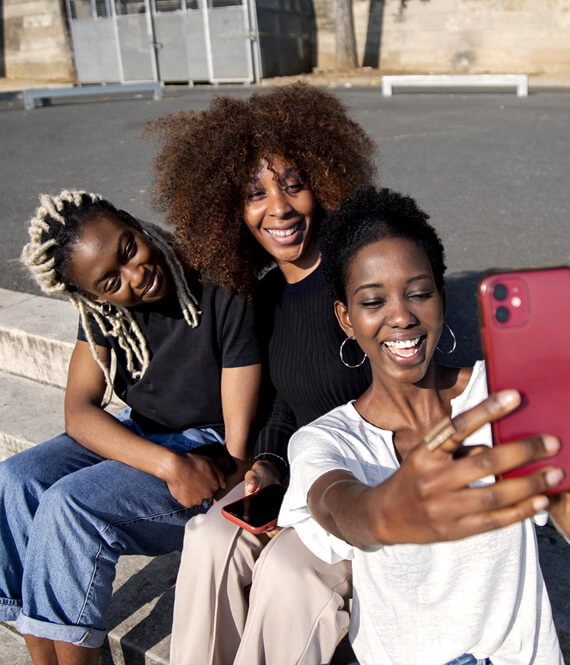 how to be a good friend - example of women friends spending time together