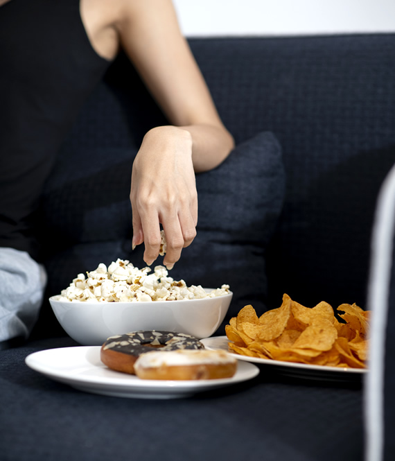 snacking while watching tv as one of the habits that prevent weight loss
