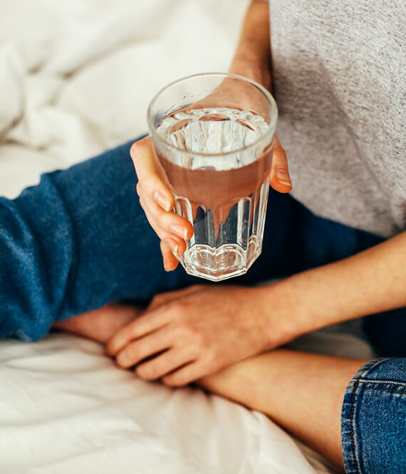 person drinking water to get rid of water weight