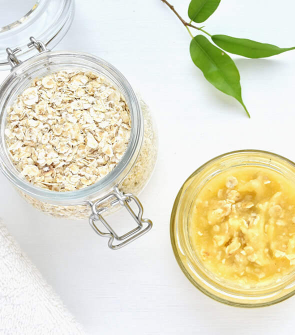 banana oatmeal face pack and leaves on the table