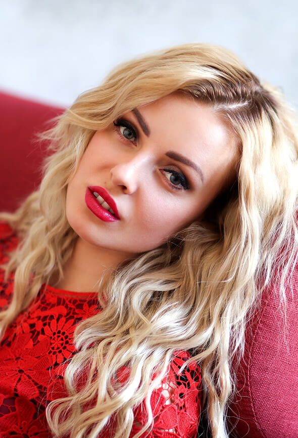 blonde hair model, beautiful woman shows how to look good in pictures