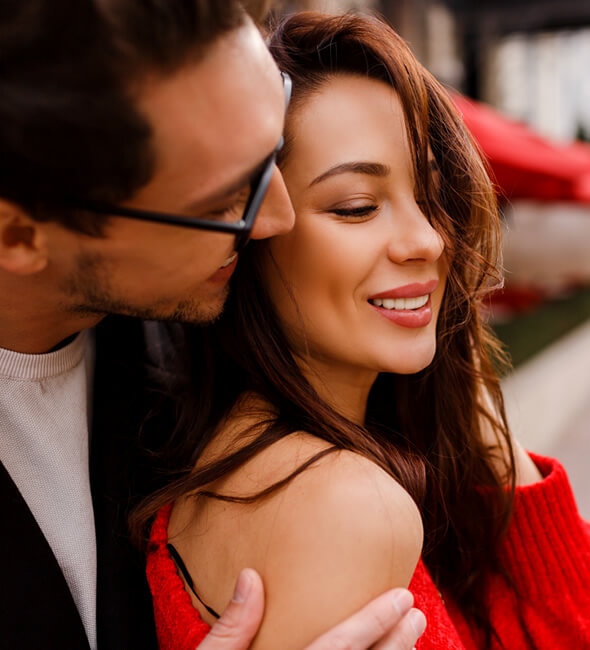 woman shows how to make someone fall in love with you with flirt
