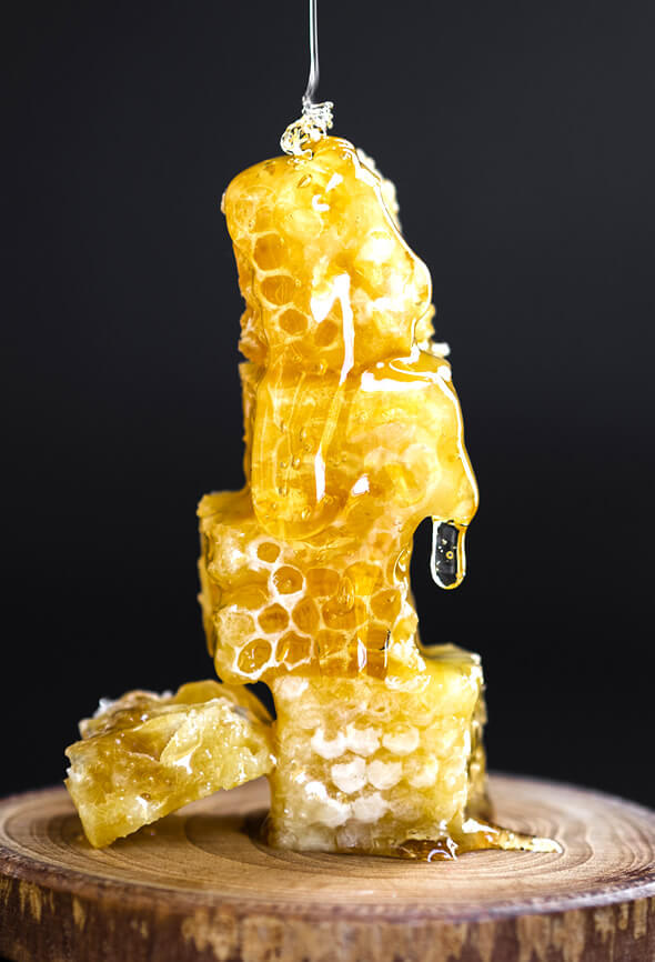 manuka honey pouring on bees wax