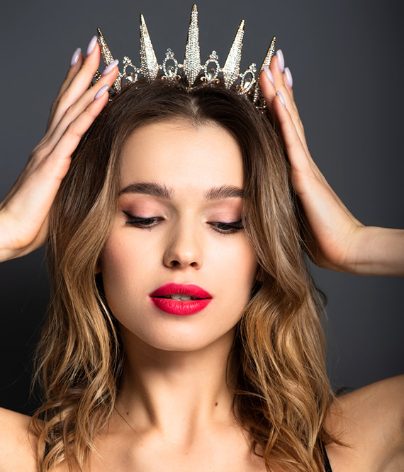 woman with a crown image to represent attitude quotes for girls