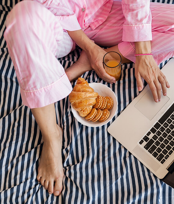 woman working on her pc from home