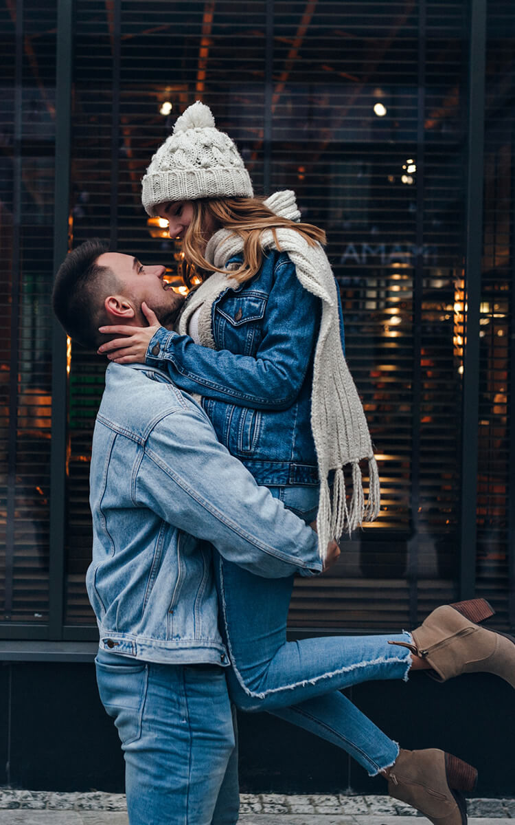 couple using eye contact as one of the dating hacks