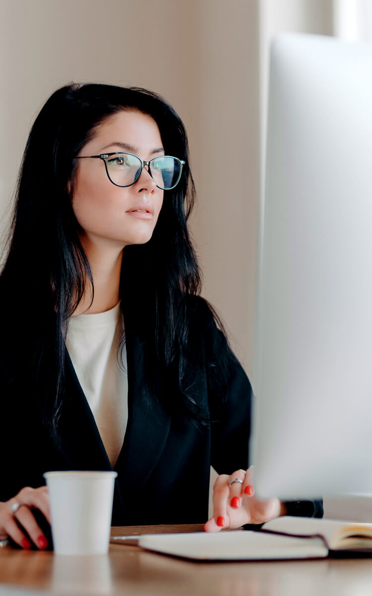 woman working on pc with blue light glasses