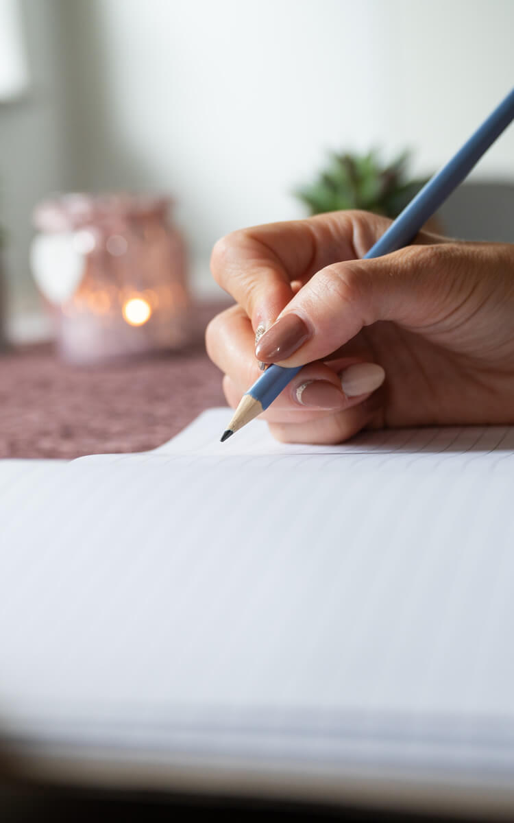 woman journaling her thoughts out