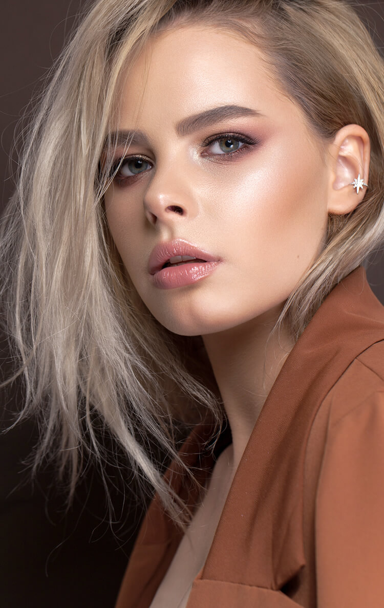 woman with brown lashe