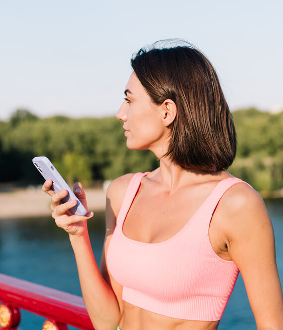 woman using online dating on her phone
