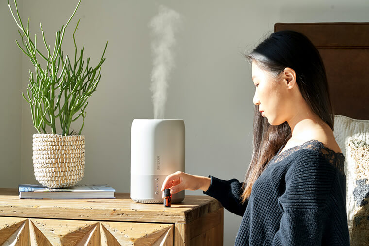 woman using humidifier to reduce itchy skin
