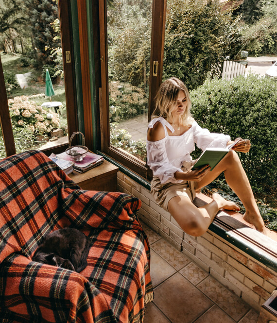 woman learning a new language to reap benefits of learning a foreign language