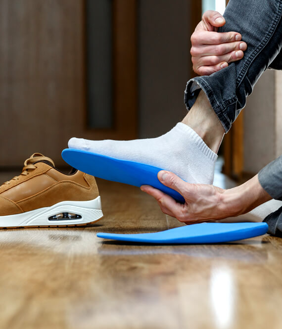 man getting the benefits of custom orthotics