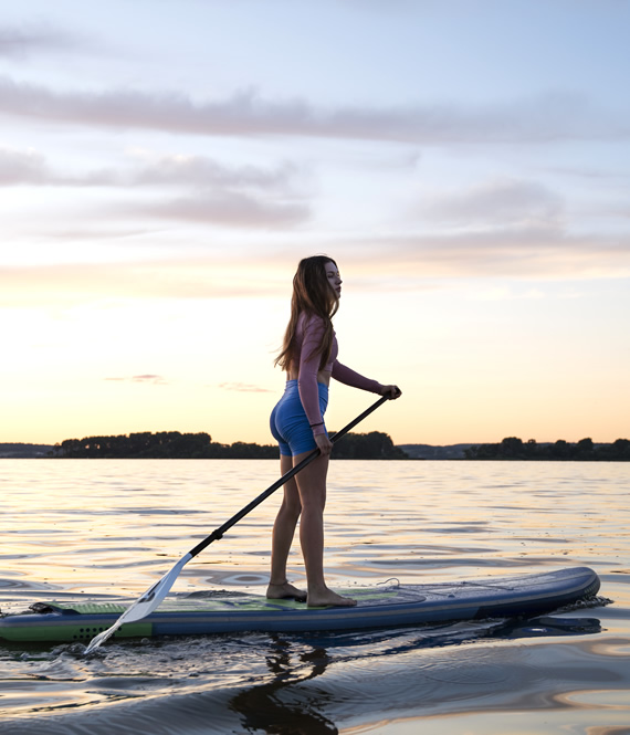 woman burning calories while paddleboarding