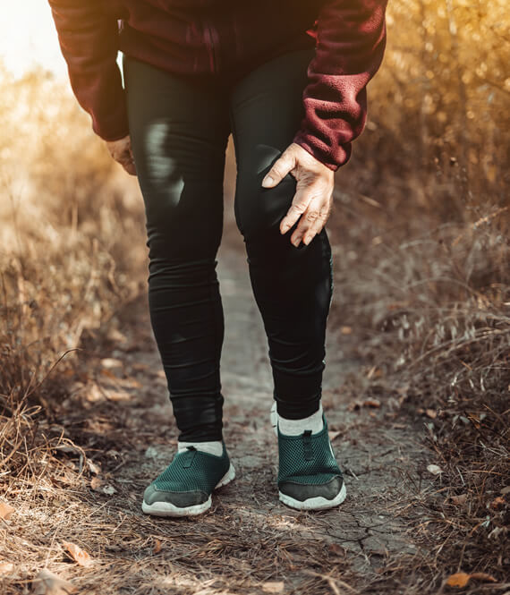 woman experiencing arthritis - one of the common causes of knee pain