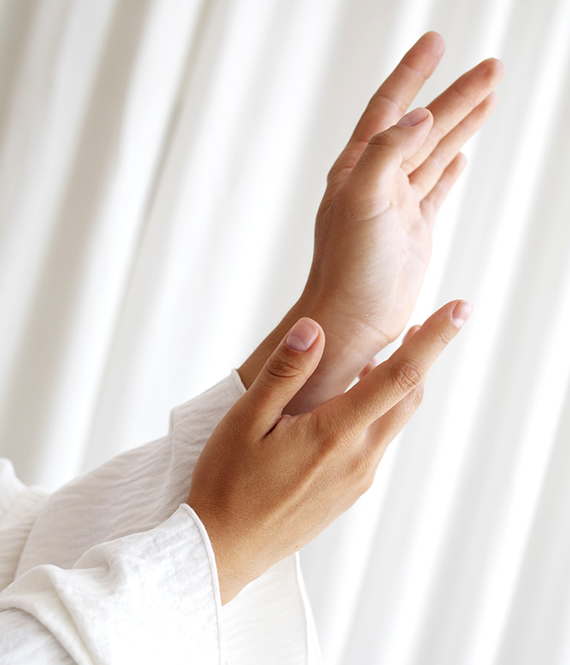 person experiencing carpal tunnel syndrome