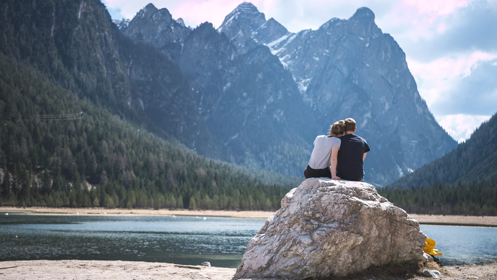 two people in a healthy marriage relationship