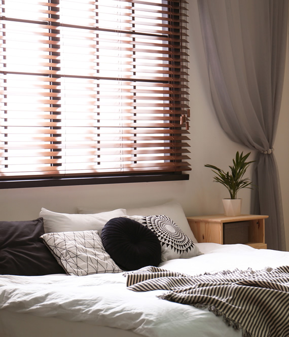 Blinds Vs curtains: room with both blinds and curtains