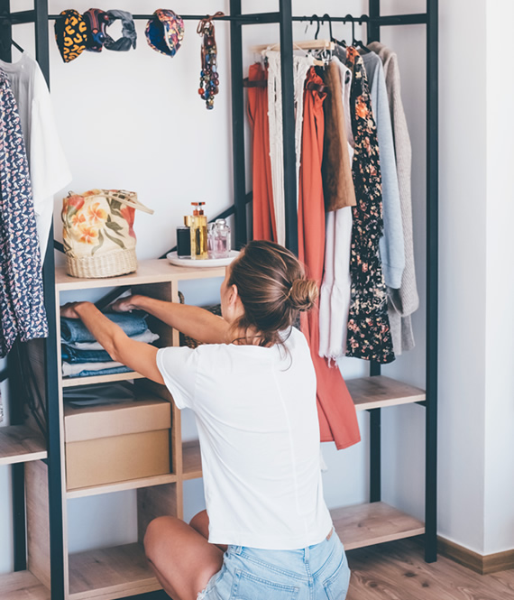 woman shows how to keep your room clean