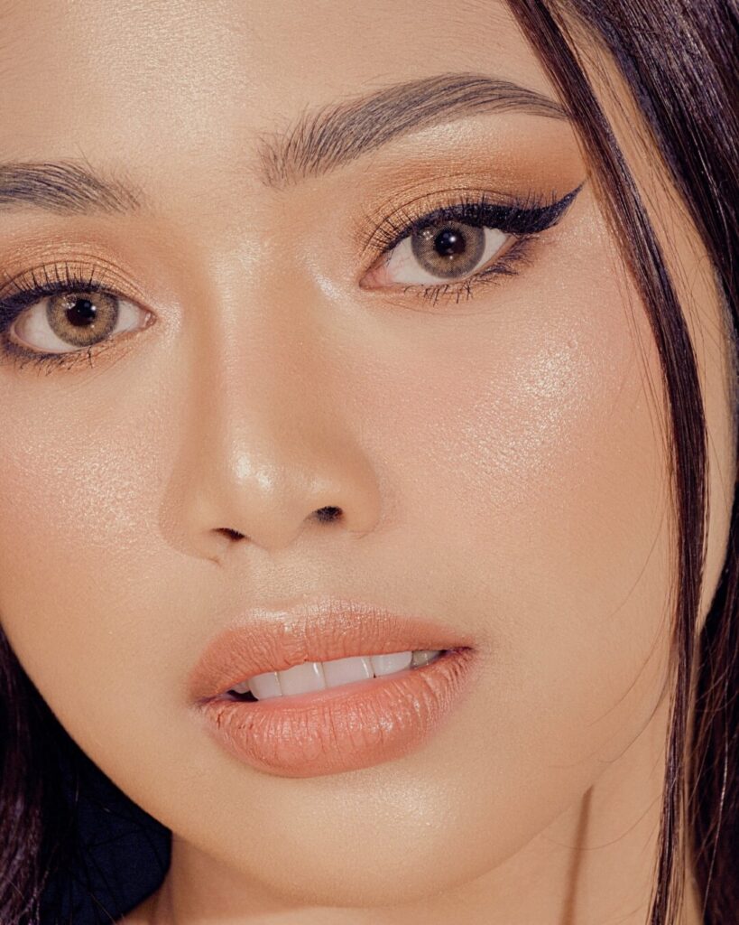 Winged eyeliner style