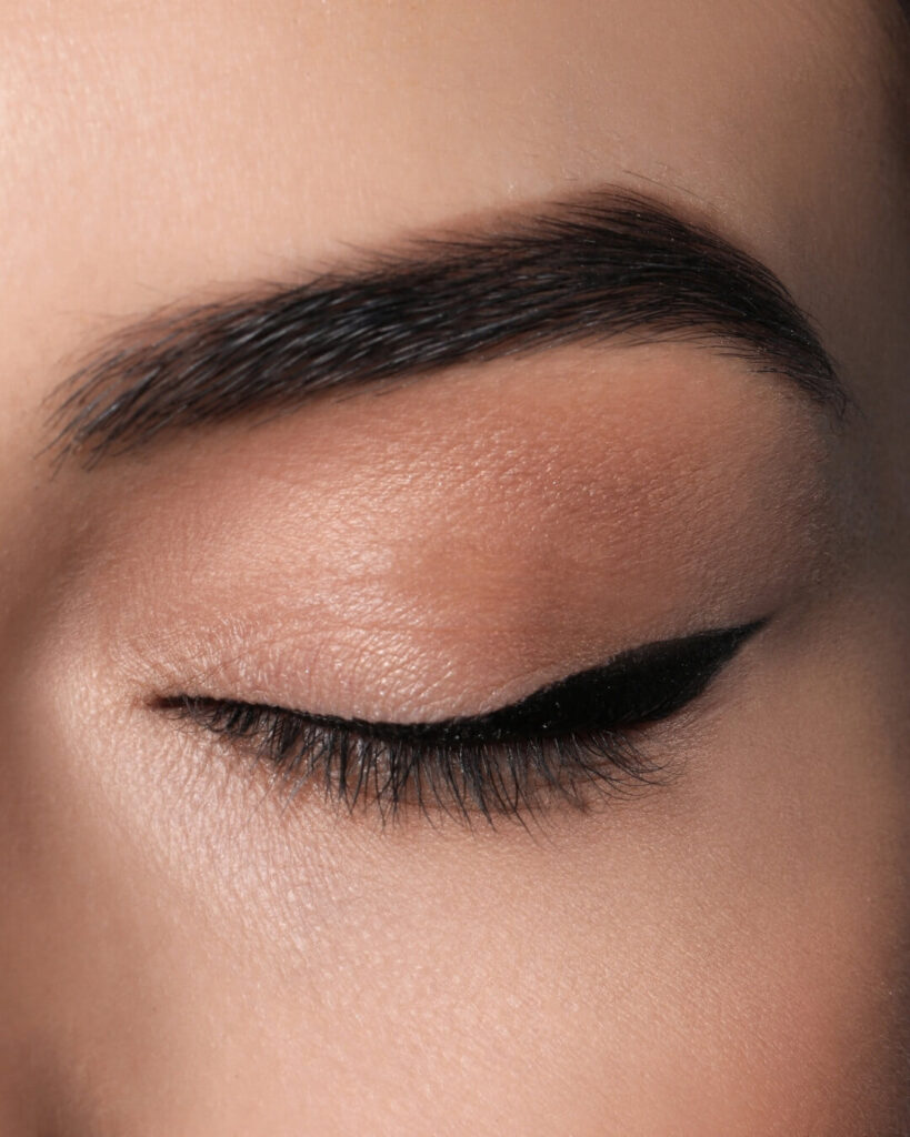Example of how to apply eyeliner for hooded eyes